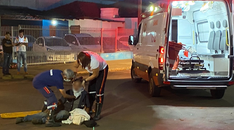 SOCORRIDO PELO SAMU:   Ciclista na contramão causa acidente e fica ferido