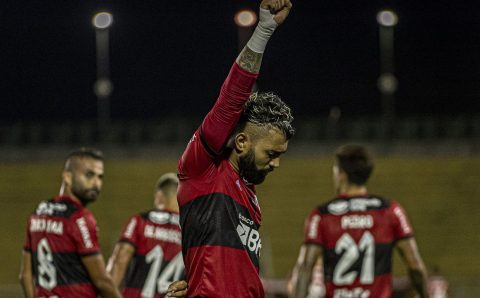 Com Sampaoli na torcida, Gabigol quebra jejum e Flamengo vence Coritiba na estreia pelo Brasileiro