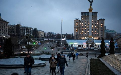No 3º dia de ataques em Kiev, jornalistas relatam explosões, noite clareia e pessoas procuram abrigo