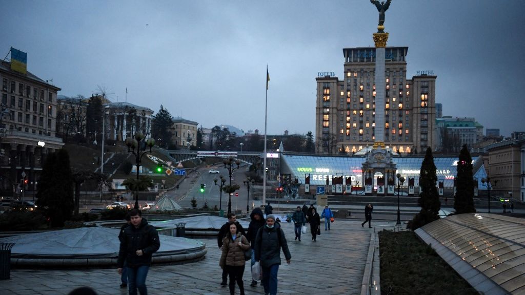 No 3º dia de ataques em Kiev, jornalistas relatam explosões, noite clareia e pessoas procuram abrigo