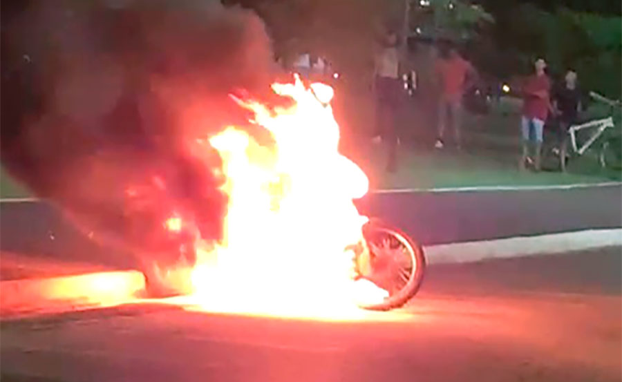 Motocicleta pega fogo e fica totalmente destruída no centro de Sorriso
