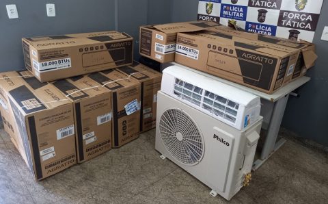 FURTADOS:  PM encontra 15 ares condicionados e 14 compressores de ar com identificação da Prefeitura em terreno baldio