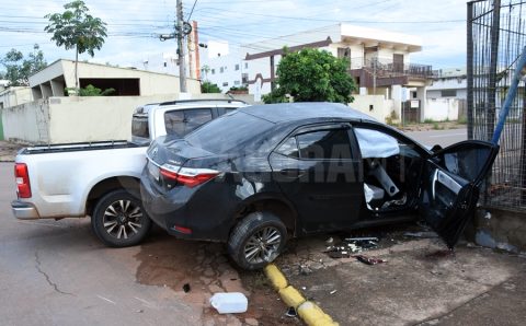 PASSOU NO SINAL VERMELHO:  Acidente de grande impacto causa tombamento e vítima é encaminhada para o Hospital Regional