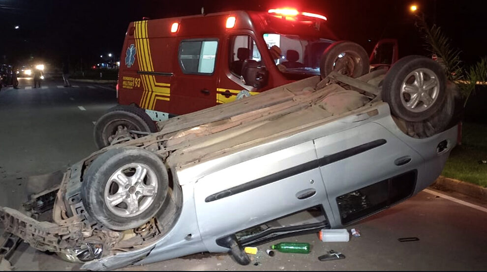 Motorista perde o controle da direção e capota veículo em frente a viatura dos bombeiros no centro de Sinop