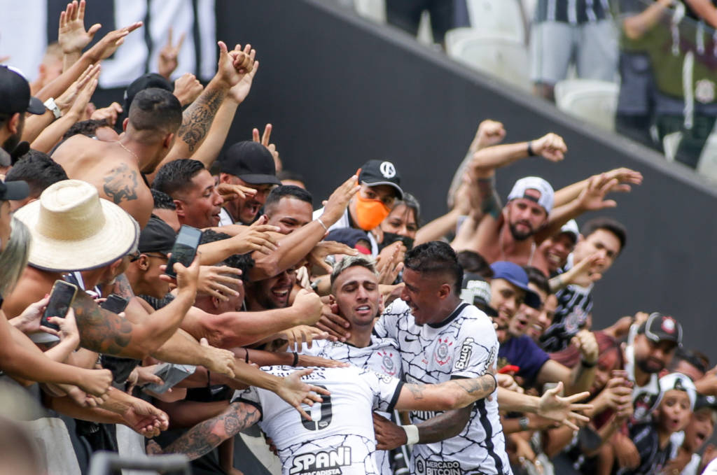 CORINGÃO X MASSA BRUTA: Corinthians vence e encaminha classificação sob olhares de Vítor Pereira