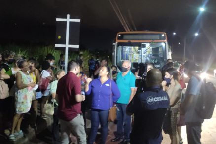 MT:  Por falta de ônibus, moradores fecham a Mário Andreazza em VG