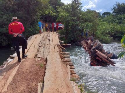 PASSAGEIRO SE SALVOU:    Caminhão cai de ponte e motorista morre preso às ferragens