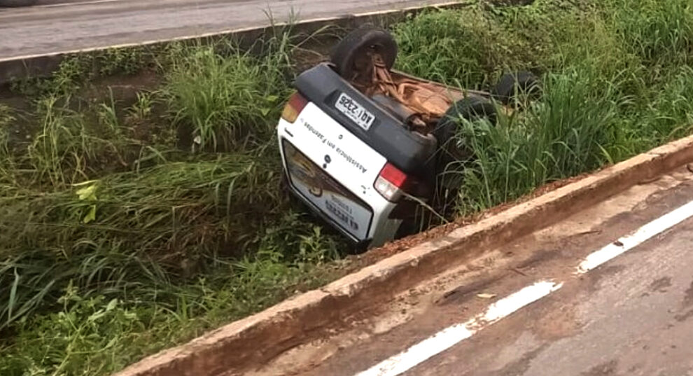 Carro cai em vala de escoamento de água em Sinop; motorista é detido