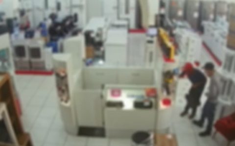 TENTOU FUGIR: Jovem morre baleado em confronto com policiais após assalto em loja