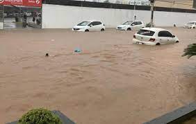 MT:  TARDE DE SÁBADO:  Forte chuva transforma avenidas de Cuiabá e VG em ‘rio’