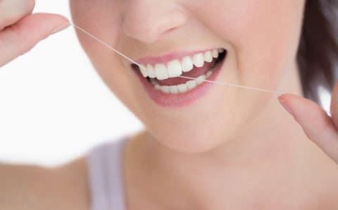 Entenda os motivos de usar fio dental após escovar os dentes