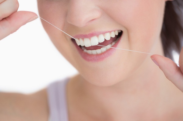 Entenda os motivos de usar fio dental após escovar os dentes