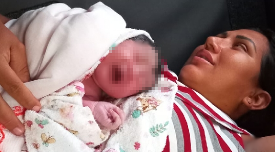 UMA MENINA:  Bebê nasce dentro de carro em frente a companhia da PM