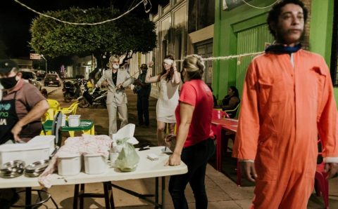 Praça, rua e ponto de ônibus: Theatro Fúria leva arte para quem vai ao trabalho