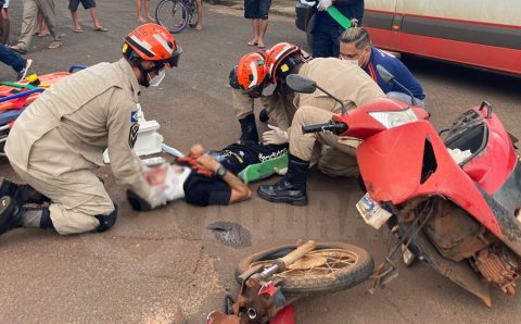 INVADIU PREFERENCIAL:  Menor de 17 anos fica gravemente ferido e moto fica ‘partida’ ao meio após batida
