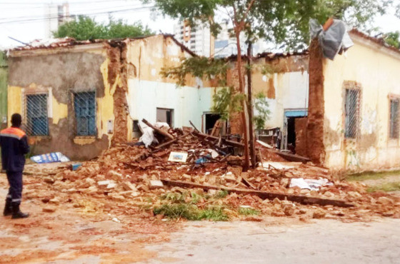 MT: PATRIMÔNIO ABANDONADO:   Casarão histórico desaba após fortes chuvas em Cuiabá