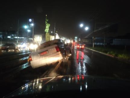 CHUVA INTENSA:  Temporal causa acidente e deixa ônibus ‘ilhado’ em VG