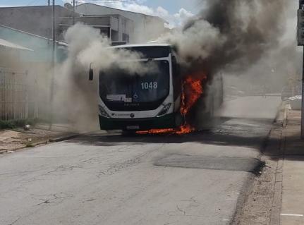 VEÍCULO DESTRUÍDO:   Ônibus do transporte coletivo pega fogo em Cuiabá