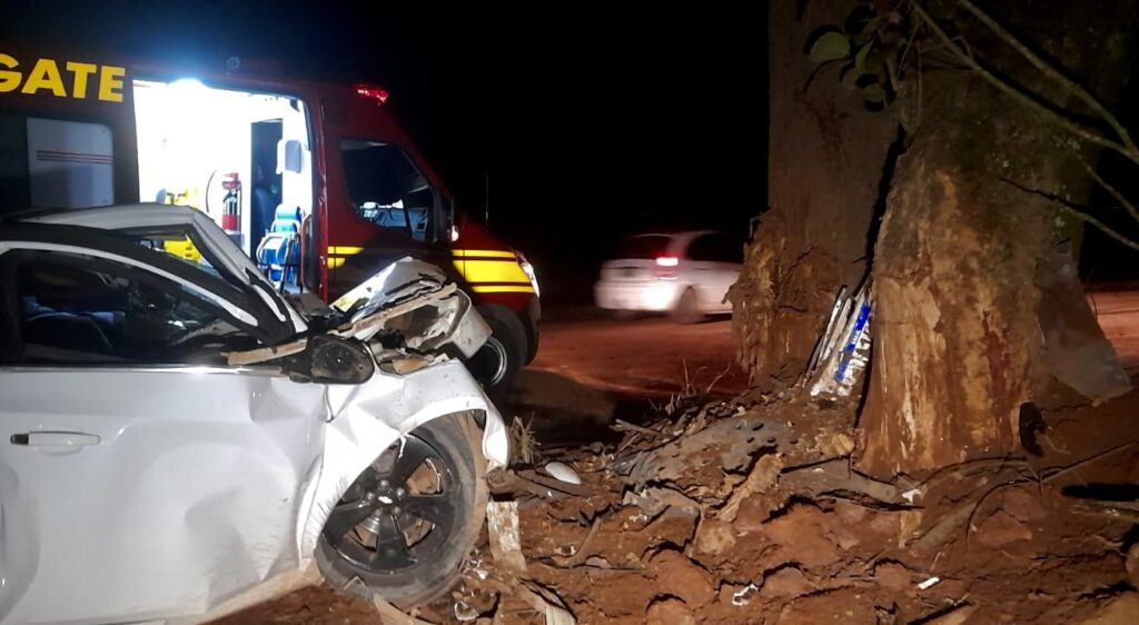 Carro atinge árvore em Sinop e jovem de 19 anos morre