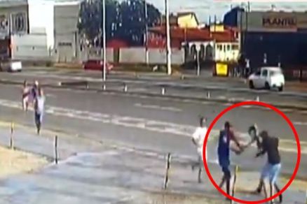 Vídeo mostra rapaz sendo morto a pauladas após cortejar mulher