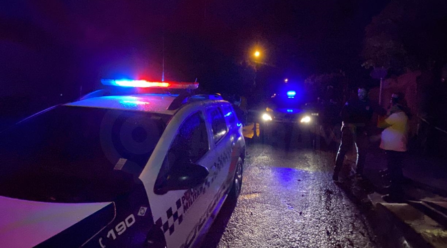 SUSPEITA FUGIU:  Mulher mata o marido a facadas após ele entrar em luta corporal com o filho