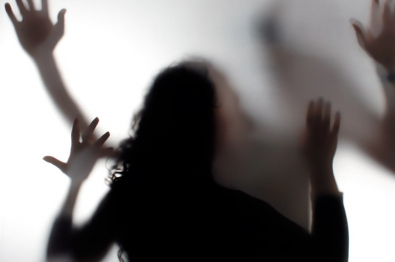 Homem agride esposa e filha com tapas e socos