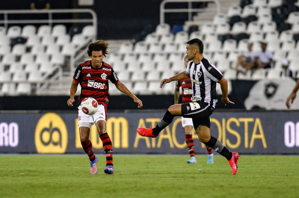 Árbitro relata copo jogado e Botafogo pode ser novamente julgado