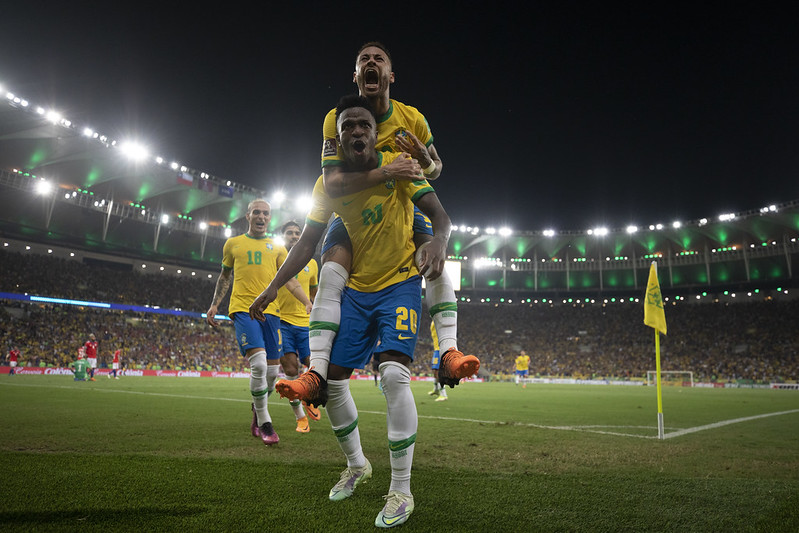 Brasil goleia no Maracanã, segue invicto nas Eliminatórias e complica o Chile