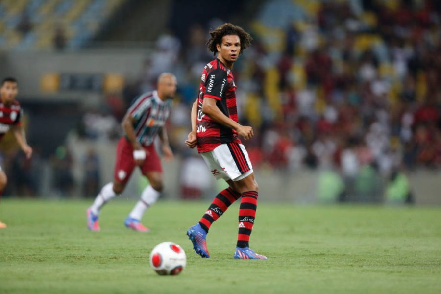 Flamengo confirma lesão na coxa de Vitinho no jogo contra o Fluminense