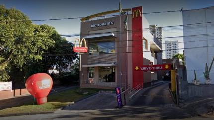 COM USO DE VIOLÊNCIA:  Dupla armada invade McDonald’s, rende funcionários e clientes durante roubo