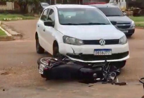 Motociclista fica ferida em acidente em Sinop; moto parou embaixo de carro