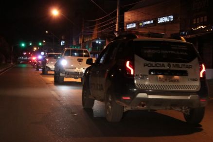 Drogado, homem tenta arrombar porta de banco em Cuiabá