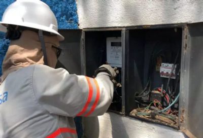 SEGUE INTERNADA:  Idoso atira contra funcionária da Energisa por suspeita de ‘gato’