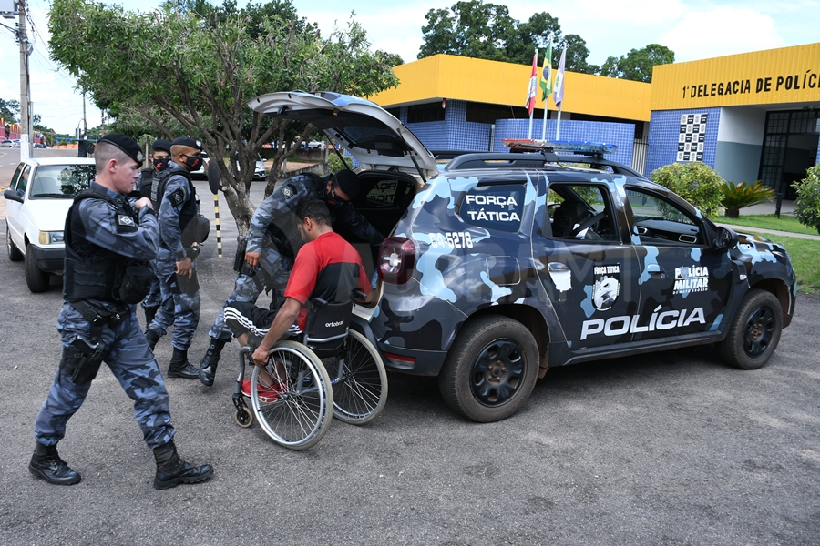 DROGA E DINHEIRO:  Reincidente no crime, cadeirante é preso em flagrante traficando drogas