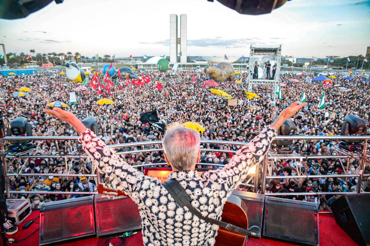 Caetano: “O Brasil tem alma, o Brasil tem gente, o Brasil resiste”