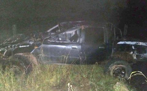 Caminhonete fica destruída após capotamento em rodovia estadual do Nortão