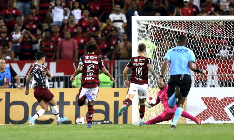 Cano marca dois, Fluminense bate o Flamengo e abre vantagem na final do Carioca