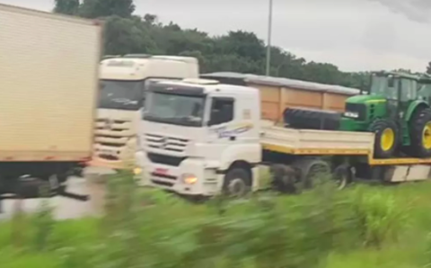 Carreta tomba, espalha carga de eucalipto e deixa rodovia federal interditada em Mato Grosso