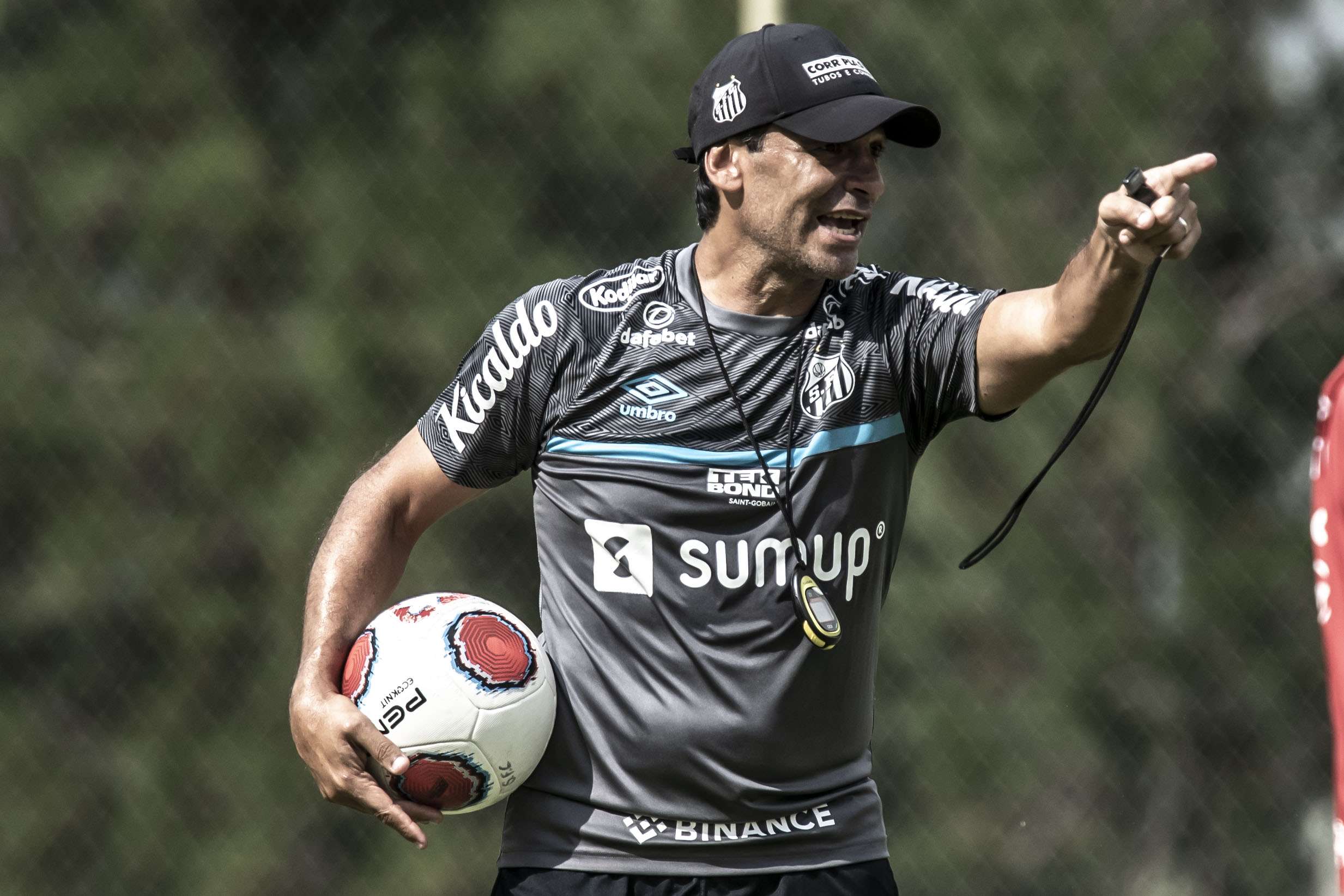 Com eliminação no Paulista, Bustos ganha tempo para aprimorar estratégias no Santos