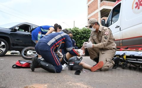 FALTA DE ATENÇÃO:  Acidente envolvendo dois veículos deixa motociclista ferido com fratura