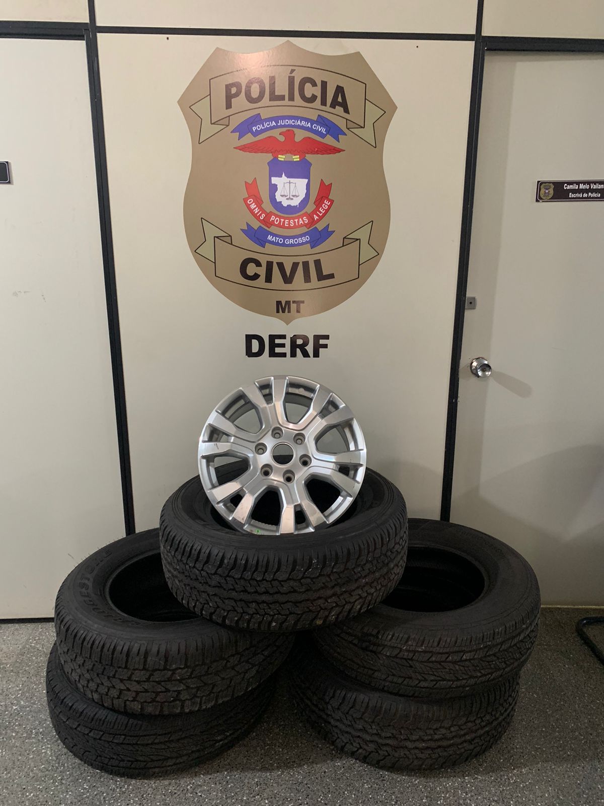 Suspeitos por furto de pneus e receptação qualificada são presos em flagrante pela Polícia Civil, em Cuiabá