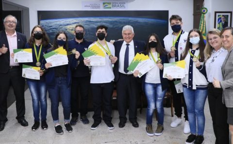 Medalhistas de diferentes Olimpíadas do Conhecimento visitam o MCTI e são premiados