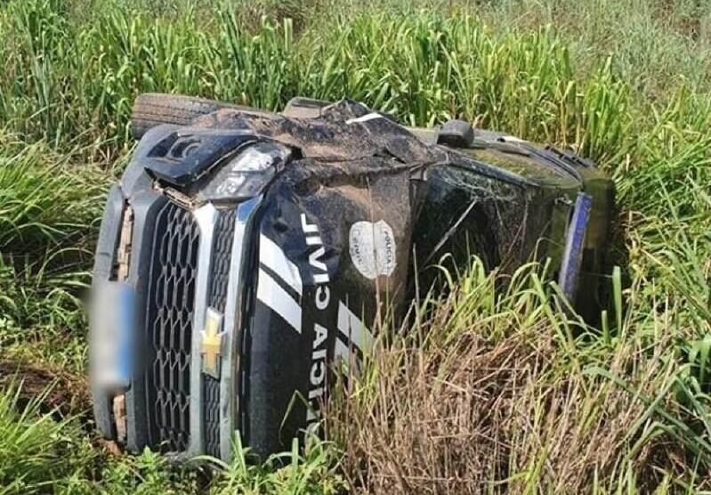 Viatura da Polícia Civil capota na BR-163 em Nova Mutum