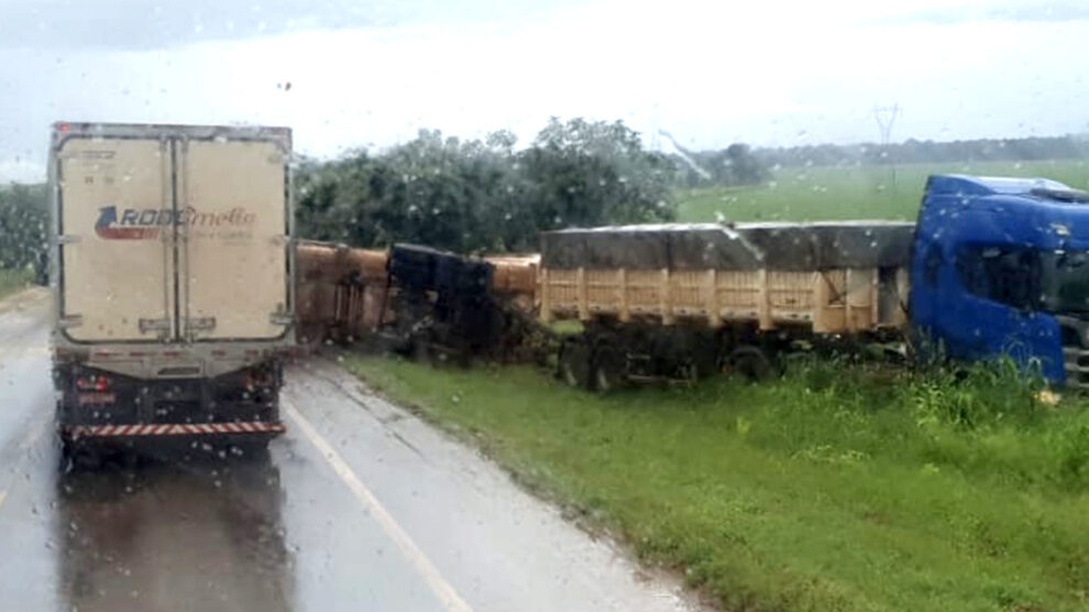 Carreta que teve vagão tombado na BR-163 em Sinop havia sido roubada; motorista ficou em cativeiro
