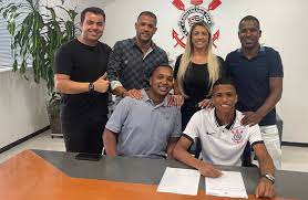 Corinthians acerta contrato profissional com volante da base