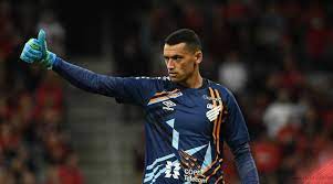 Flamengo segue negociando a contratação do goleiro Santos, do Athletico-PR