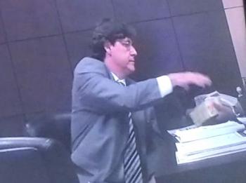 FILMADO COM DINHEIRO NA MOCHILA:  Ex-deputado consegue novo acordo e perde direitos políticos por 4 anos