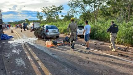 BATEU DE FRENTE:  Mãe e dois filhos pequenos morrem após colisão com carreta na BR-174
