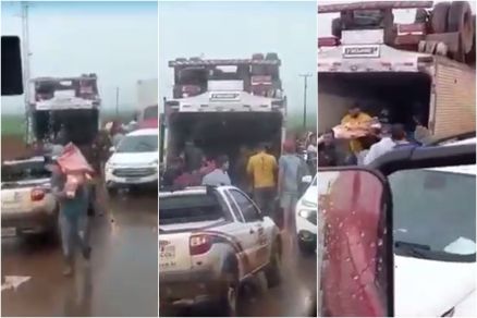 Caminhão tomba e moradores fazem “limpa” em carga de carne