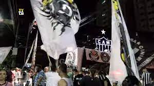 Torcida comemora 114 anos do Atlético-MG em frente à Sede de Lourdes